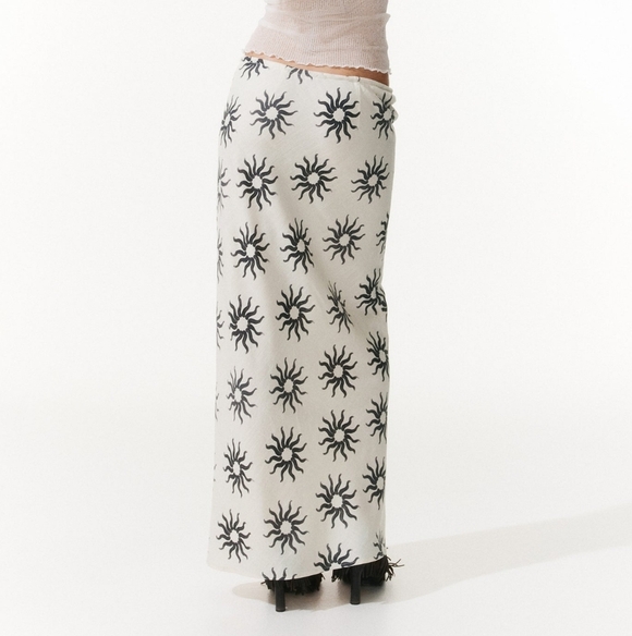3/$30 EUC H&M M Linen Blend Off White Boho Maxi Skirt with Painted Sun Print - Picture 2 of 7